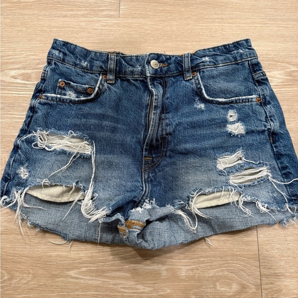 Zara Pants - Zara Women’s The HW Distressed Short - Size US 4